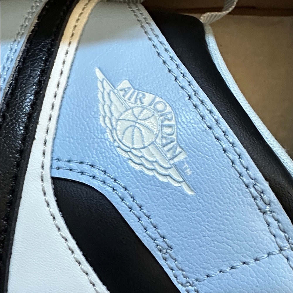 EUC Jordan 1 Mid Sneakers - Size 3Y - Picture 8 of 14